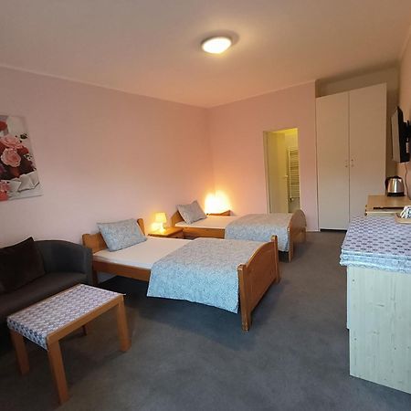 Cozy Room With Garden In Pressburg Exterior foto