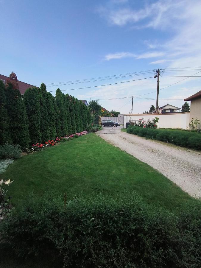 Cozy Room With Garden In Pressburg Exterior foto