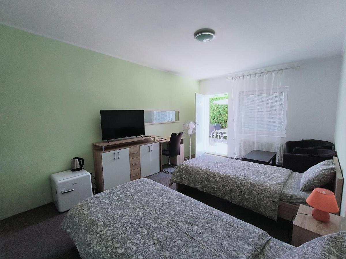 Cozy Room With Garden In Pressburg Exterior foto