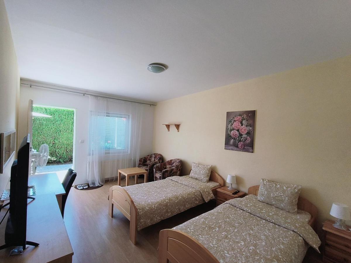 Cozy Room With Garden In Pressburg Exterior foto