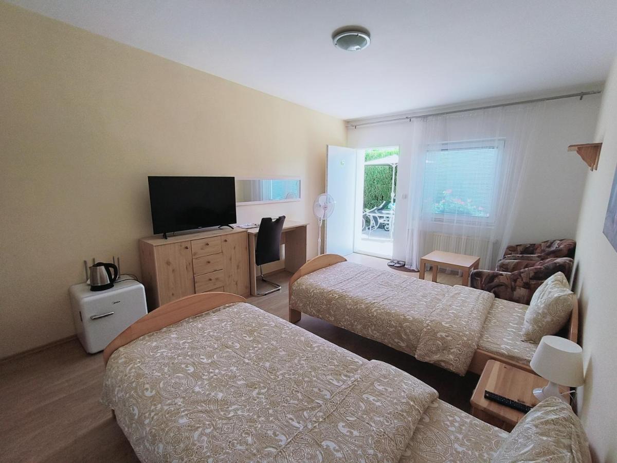 Cozy Room With Garden In Pressburg Exterior foto