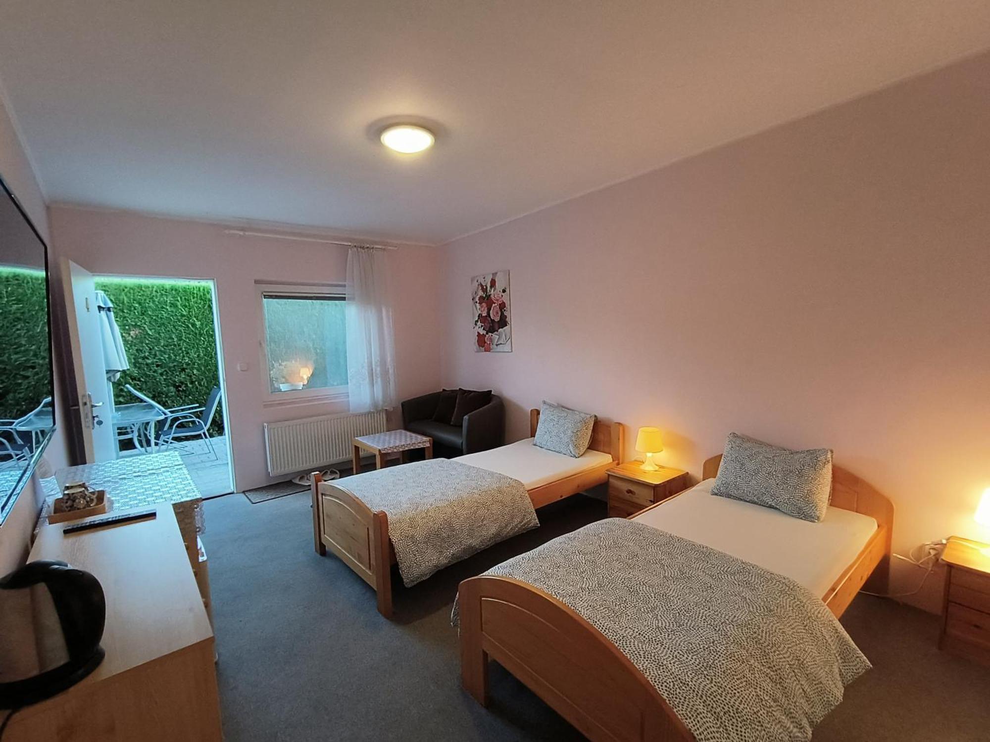 Cozy Room With Garden In Pressburg Exterior foto