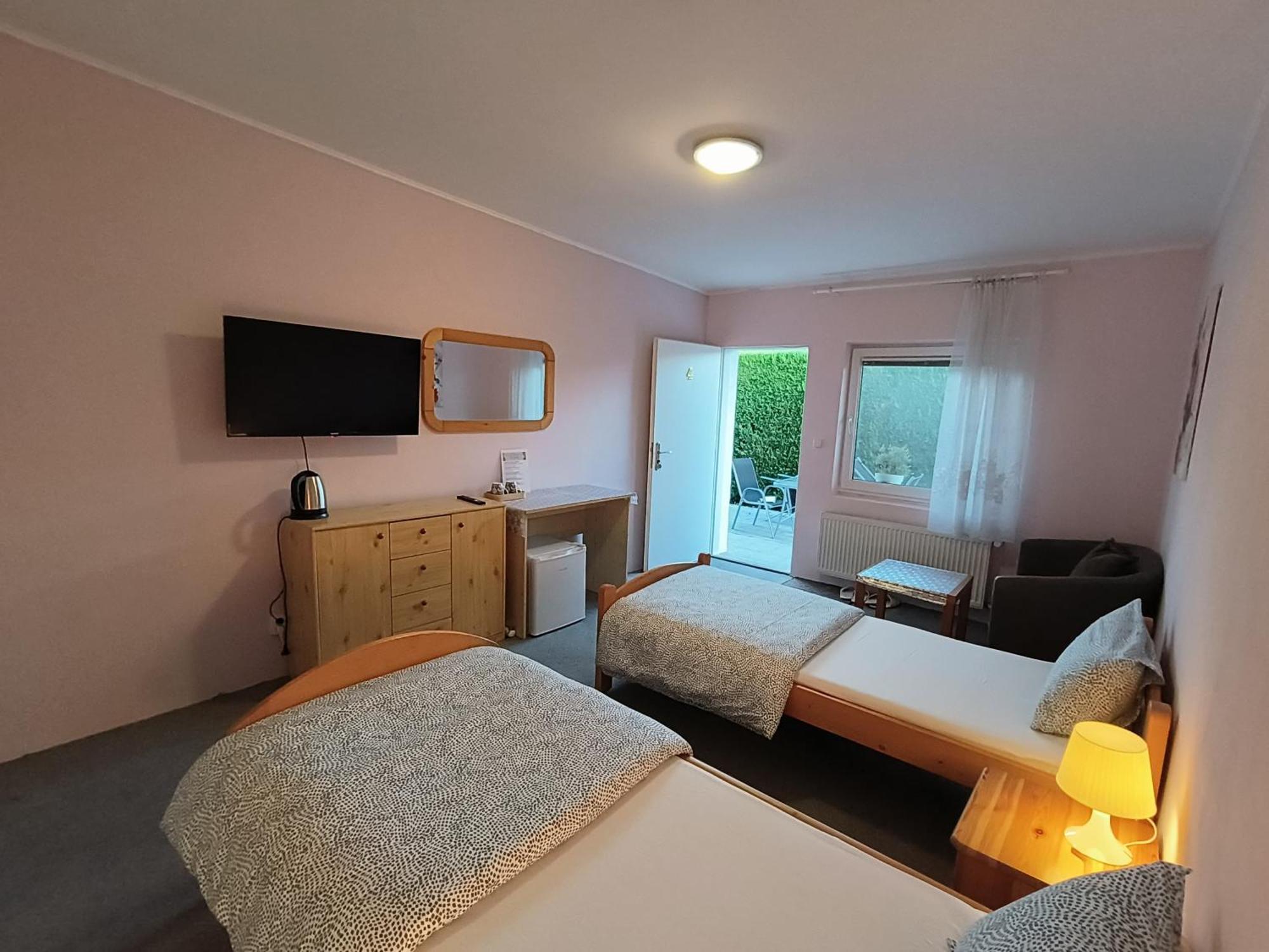 Cozy Room With Garden In Pressburg Exterior foto