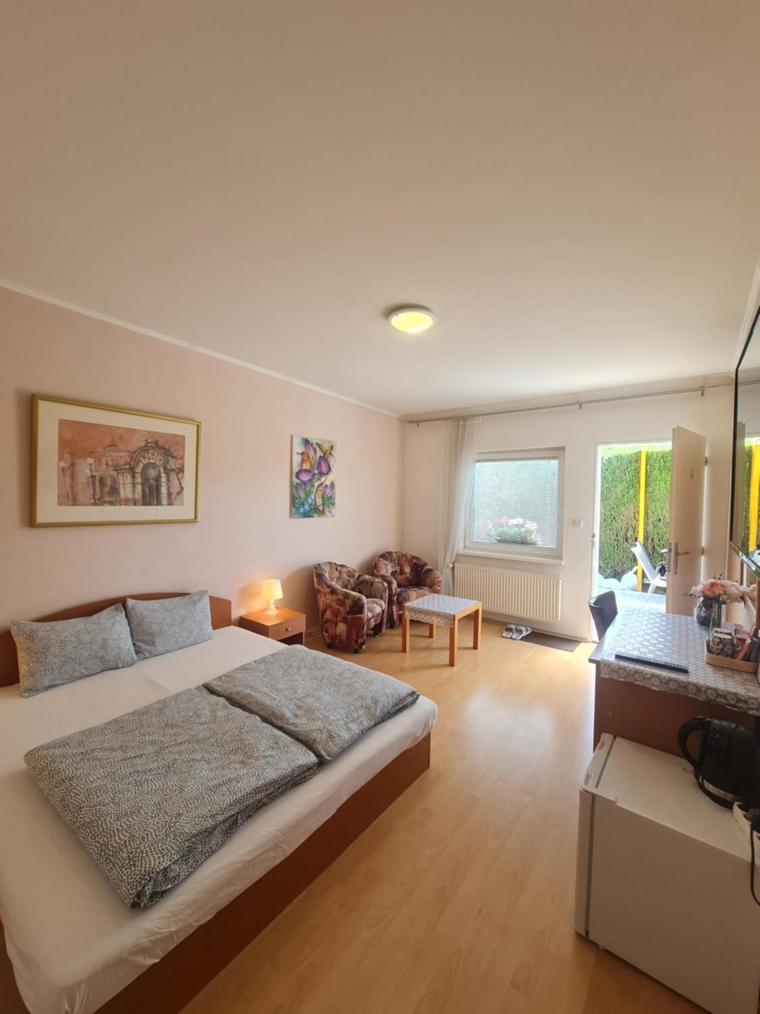 Cozy Room With Garden In Pressburg Exterior foto