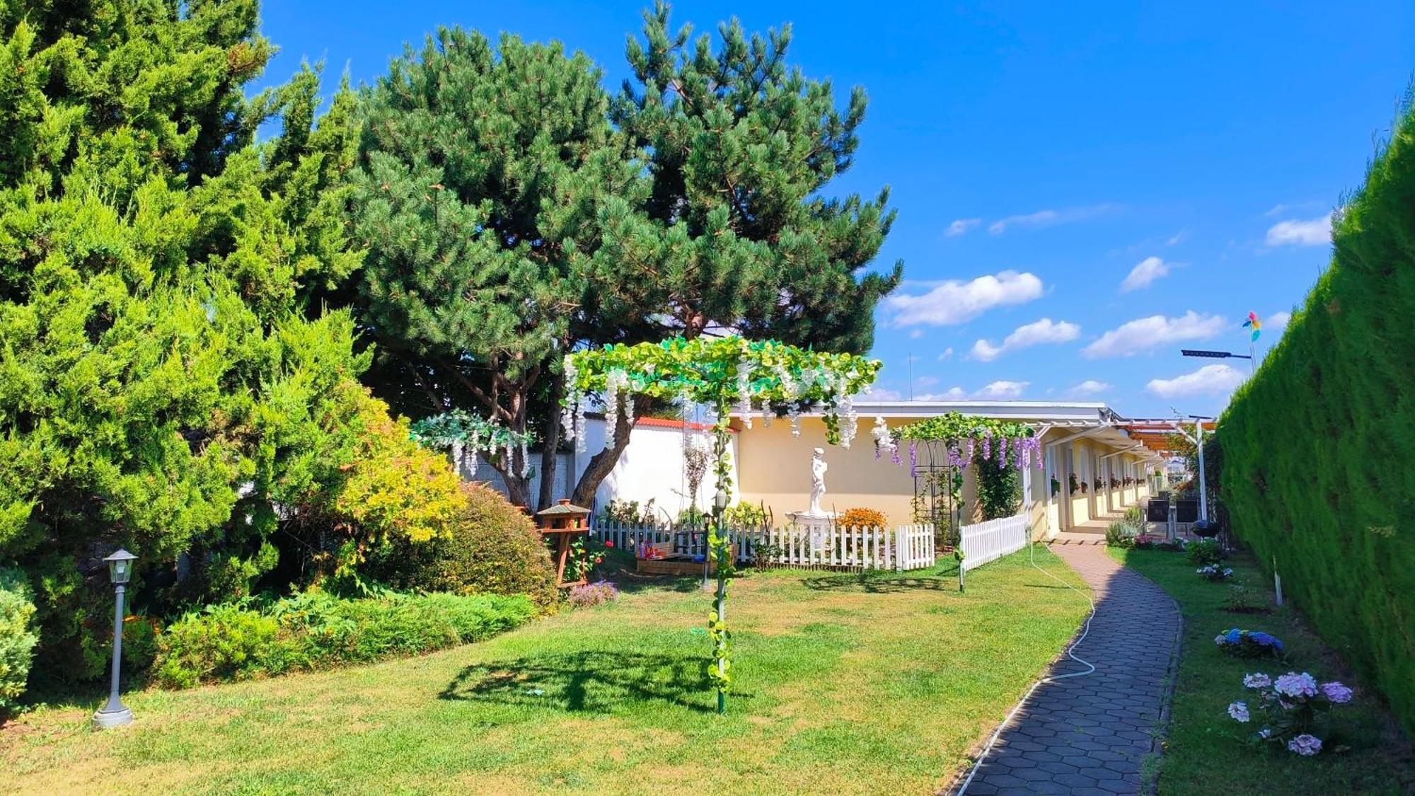 Cozy Room With Garden In Pressburg Exterior foto